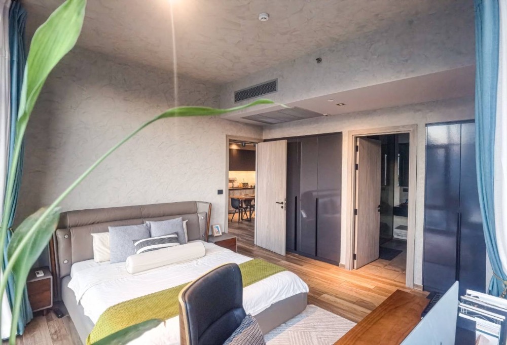 For RentCondoSukhumvit, Asoke, Thonglor : The Lofts Asoke 2 bedroom for rent and sale Size: 87sqm Type: 2 bed 2 bath Floor: in 11th -15th floor. Rent: 80k (85k for 6-month lease) Selling: 18mb excluded commission and tax