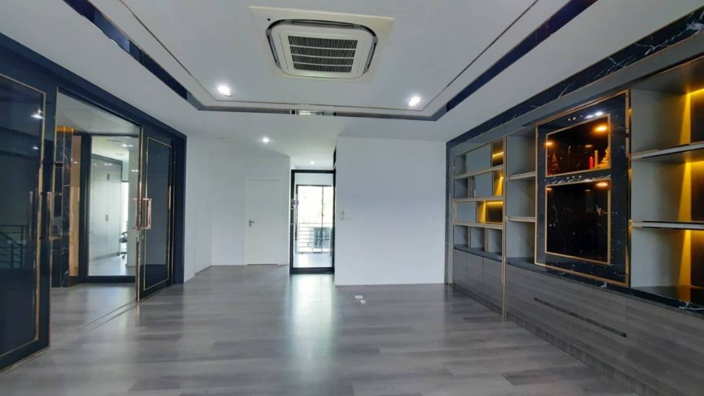 ขายโฮมออฟฟิศบางนา แบริ่ง ลาซาล : Luxurious 4-Storey Home Office for Sales at CASCADE BANGNA