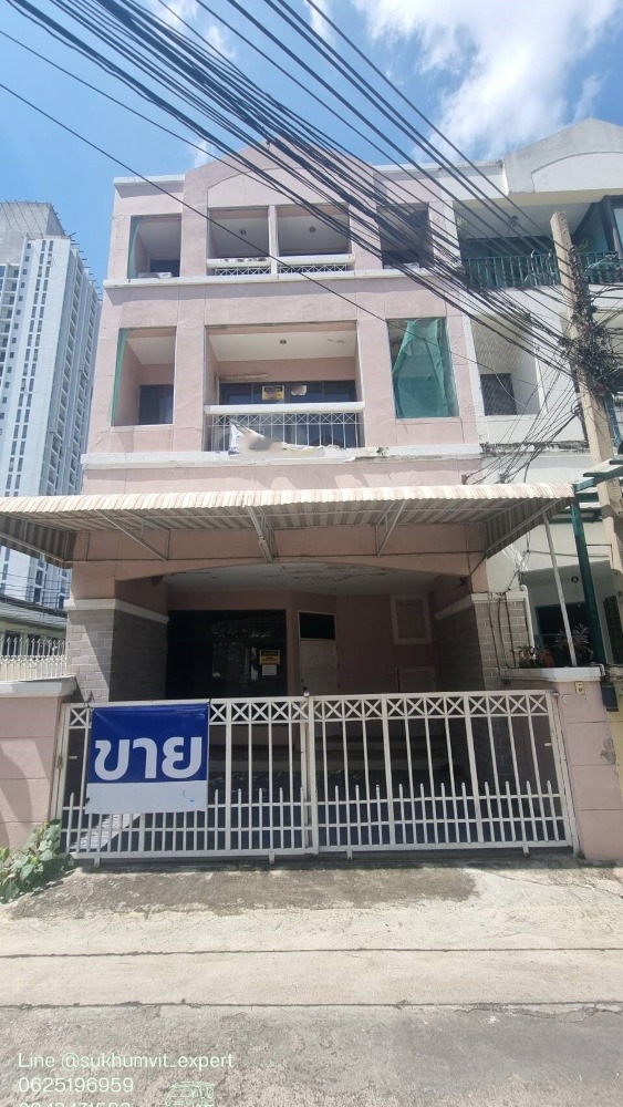 For SaleTownhomeSukhumvit, Asoke, Thonglor : Townhouse for sale, 27 sq wah, corner unit, near BTS Thonglor, suitable for investment or rental.