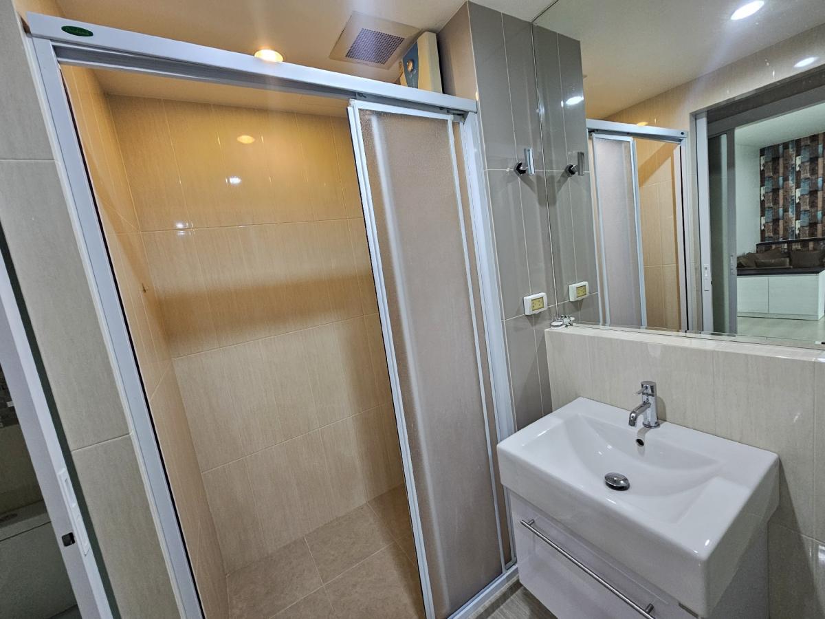 For RentCondoRatchadapisek, Huaikwang, Suttisan : Rent 1 bedroom, 1 bathroom, Life Ratchadaphisek, large room, cheap rental.