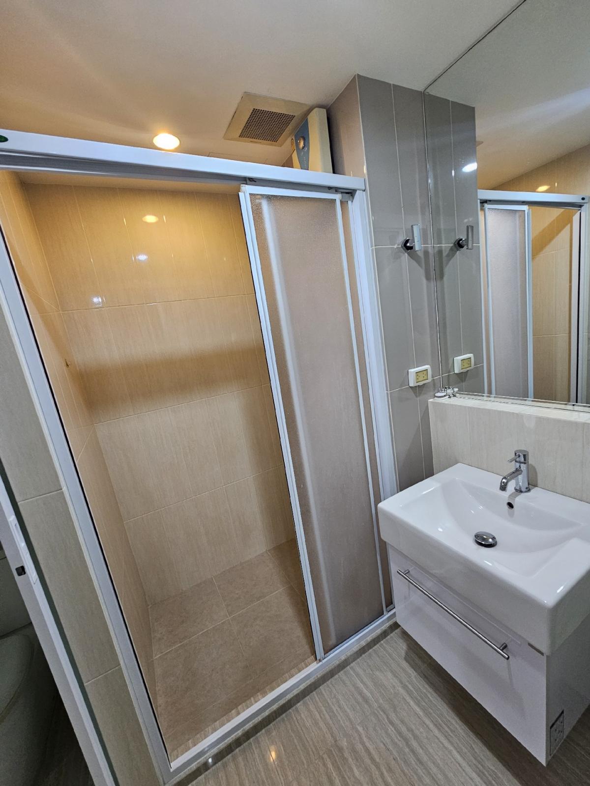 For RentCondoRatchadapisek, Huaikwang, Suttisan : Rent 1 bedroom, 1 bathroom, Life Ratchadaphisek, large room, cheap rental.