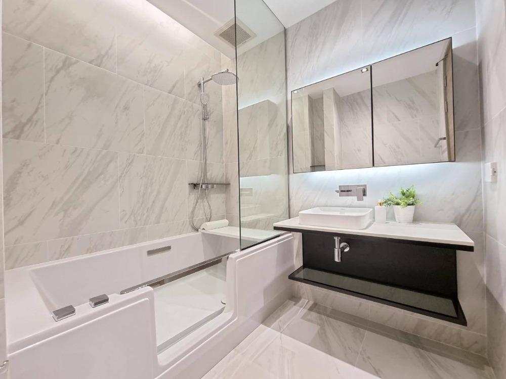 ให้เช่าคอนโดสุขุมวิท อโศก ทองหล่อ : ให้เช่า คอนโดใหม่ เดอะ รูม สุขุมวิท 38 The Room Sukhumvit 38 1 ห้องนอน 52 ตรม. มีระเบียงใหญ่ วิวโล่ง BTSทองหล่อ