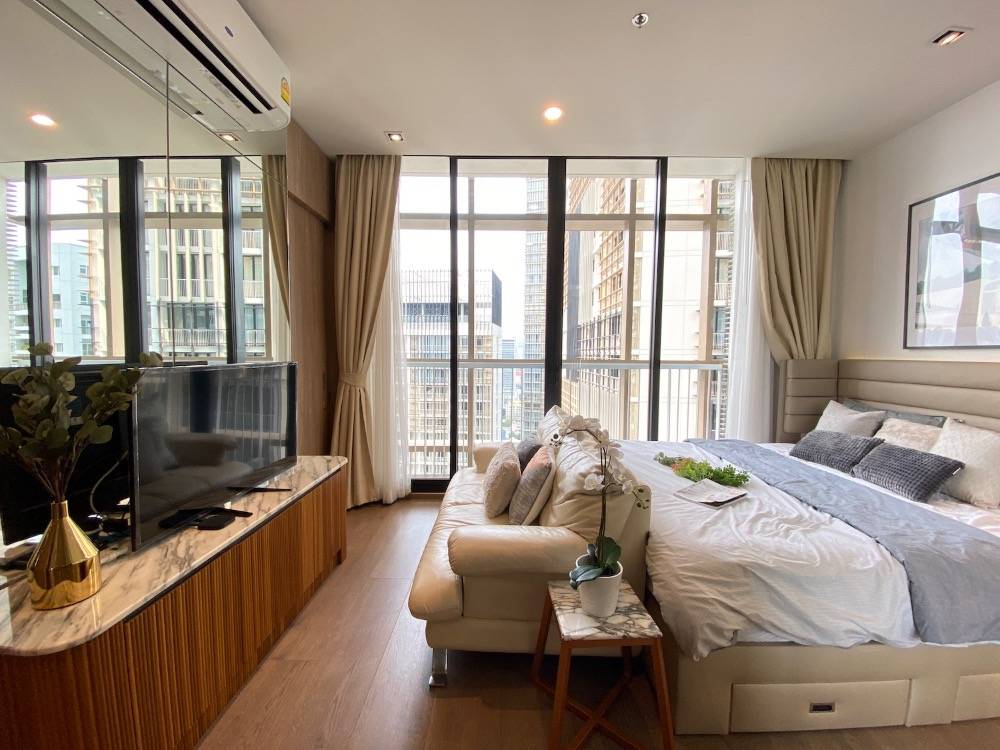 For RentCondoSukhumvit, Asoke, Thonglor : Rent 1 bedroom, 1 bathroom, Park 24, decorated room with built-ins, very beautiful, high floor.