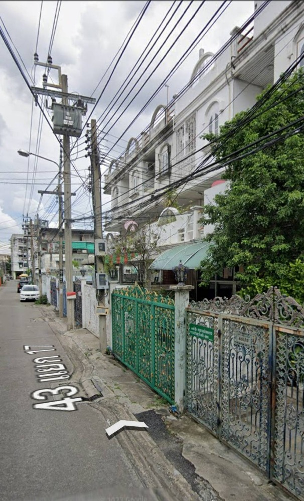 ขายทาวน์โฮมสาทร นราธิวาส : ขายทาวน์เฮาส์ 3 ชั้น  ซอยจันทน์ 43 แยก 17 (ซอยวัดไผ่เงิน) สาทร เนื้อที่ 34.6 ตารางวา 4 ห้องนอน 5.ห้องน้ำ  ต่อเติมเต็มพื้นที่  ขายราคา 12 ลบ.*