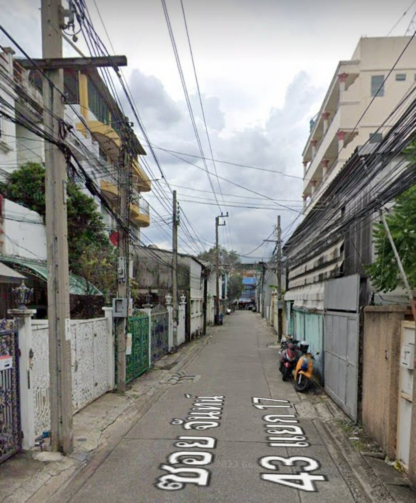 ขายทาวน์โฮมสาทร นราธิวาส : ขายทาวน์เฮาส์ 3 ชั้น  ซอยจันทน์ 43 แยก 17 (ซอยวัดไผ่เงิน) สาทร เนื้อที่ 34.6 ตารางวา 4 ห้องนอน 5.ห้องน้ำ  ต่อเติมเต็มพื้นที่  ขายราคา 12 ลบ.*