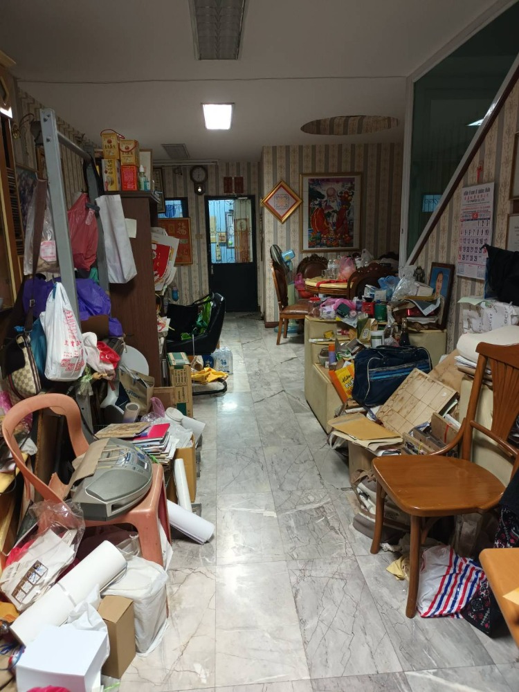 ขายทาวน์โฮมสาทร นราธิวาส : ขายทาวน์เฮาส์ 3 ชั้น  ซอยจันทน์ 43 แยก 17 (ซอยวัดไผ่เงิน) สาทร เนื้อที่ 34.6 ตารางวา 4 ห้องนอน 5.ห้องน้ำ  ต่อเติมเต็มพื้นที่  ขายราคา 12 ลบ.*