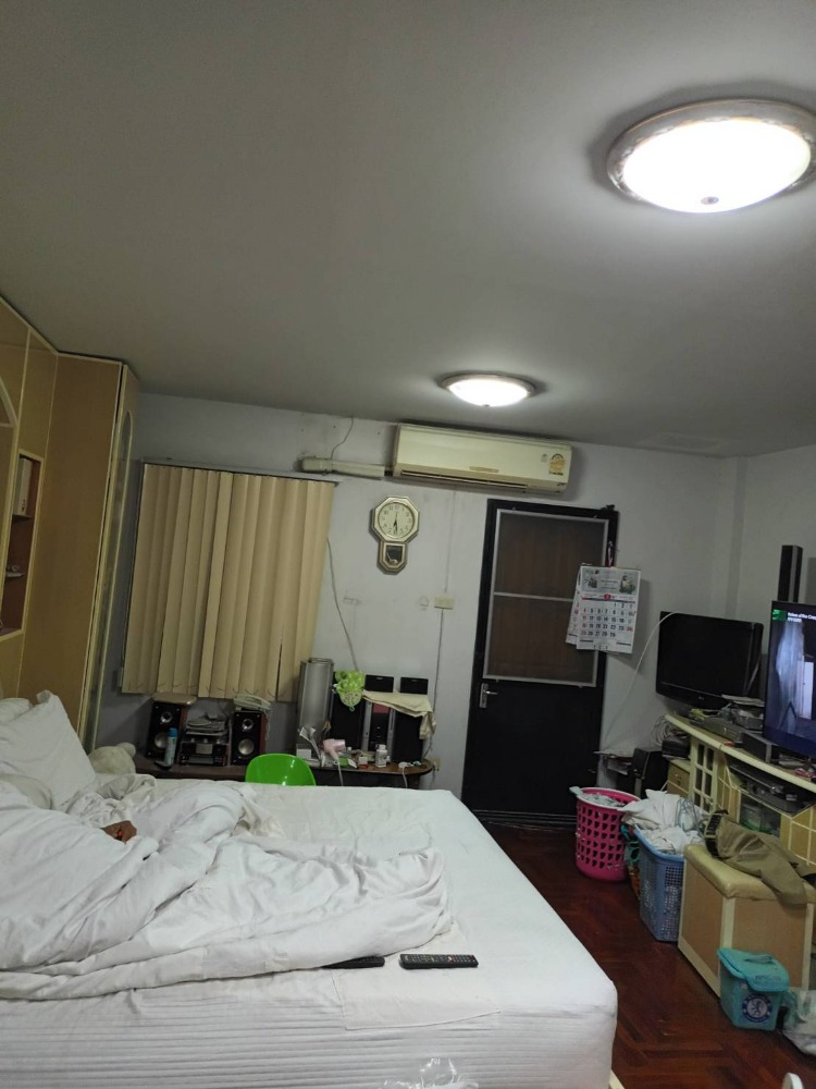 ขายทาวน์โฮมสาทร นราธิวาส : ขายทาวน์เฮาส์ 3 ชั้น  ซอยจันทน์ 43 แยก 17 (ซอยวัดไผ่เงิน) สาทร เนื้อที่ 34.6 ตารางวา 4 ห้องนอน 5.ห้องน้ำ  ต่อเติมเต็มพื้นที่  ขายราคา 12 ลบ.*