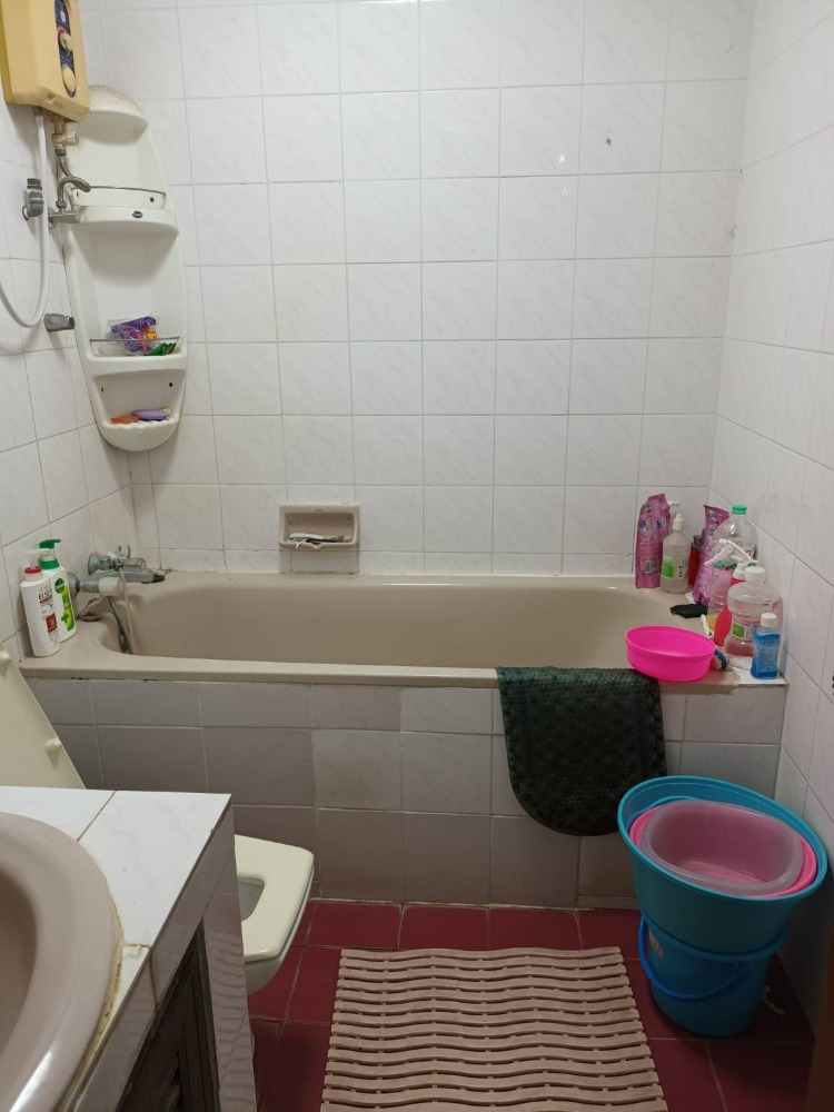 ขายทาวน์โฮมสาทร นราธิวาส : ขายทาวน์เฮาส์ 3 ชั้น  ซอยจันทน์ 43 แยก 17 (ซอยวัดไผ่เงิน) สาทร เนื้อที่ 34.6 ตารางวา 4 ห้องนอน 5.ห้องน้ำ  ต่อเติมเต็มพื้นที่  ขายราคา 12 ลบ.*