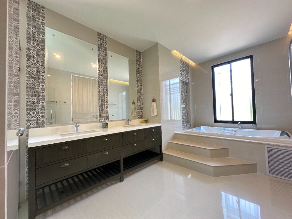 ขายบ้านท่าพระ ตลาดพลู วุฒากาศ : ✨ โปรสิ้นปี 2568!  
บ้านหรู  ใกล้ BTS บางหว้า
ราคาพิเศษ บ้านหลังใหญ่ 450 ตร.ม.
5 ห้องนอน • ที่ดิน 86 ตร.วา