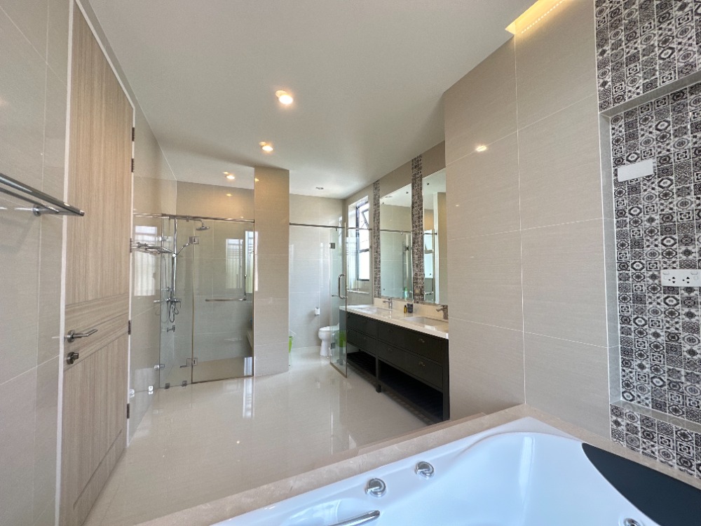 ขายบ้านท่าพระ ตลาดพลู วุฒากาศ : ✨ โปรสิ้นปี 2568!  
บ้านหรู  ใกล้ BTS บางหว้า
ราคาพิเศษ บ้านหลังใหญ่ 450 ตร.ม.
5 ห้องนอน • ที่ดิน 86 ตร.วา