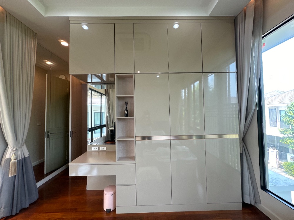 ขายบ้านท่าพระ ตลาดพลู วุฒากาศ : ✨ โปรสิ้นปี 2568!  
บ้านหรู  ใกล้ BTS บางหว้า
ราคาพิเศษ บ้านหลังใหญ่ 450 ตร.ม.
5 ห้องนอน • ที่ดิน 86 ตร.วา