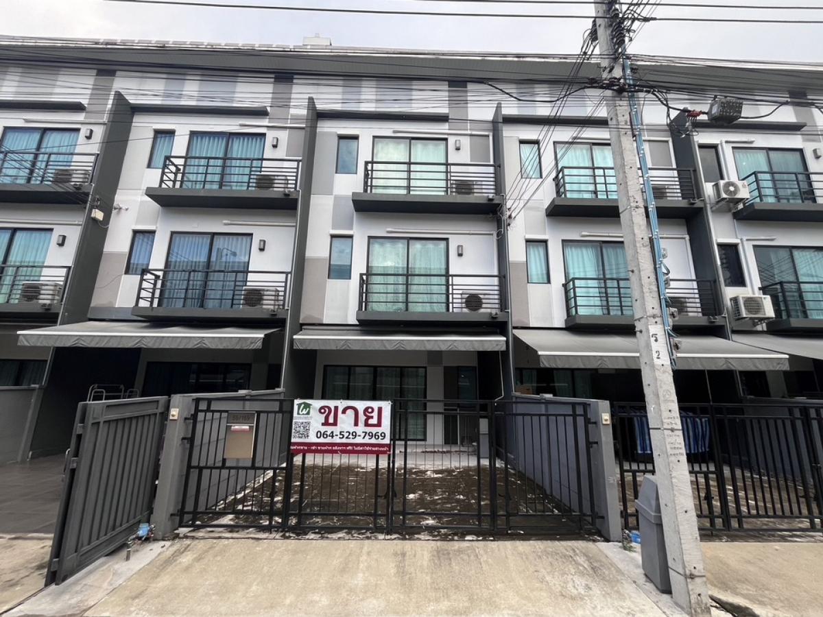 For SaleTownhomeRathburana, Suksawat : Best deal!! Baan Klang Muang Suksawat, 3-storey townhome, 3 bedrooms, 3 bathrooms, very new condition, ready to move in, prime location, next to the main road, 0 steps from the BTS station.