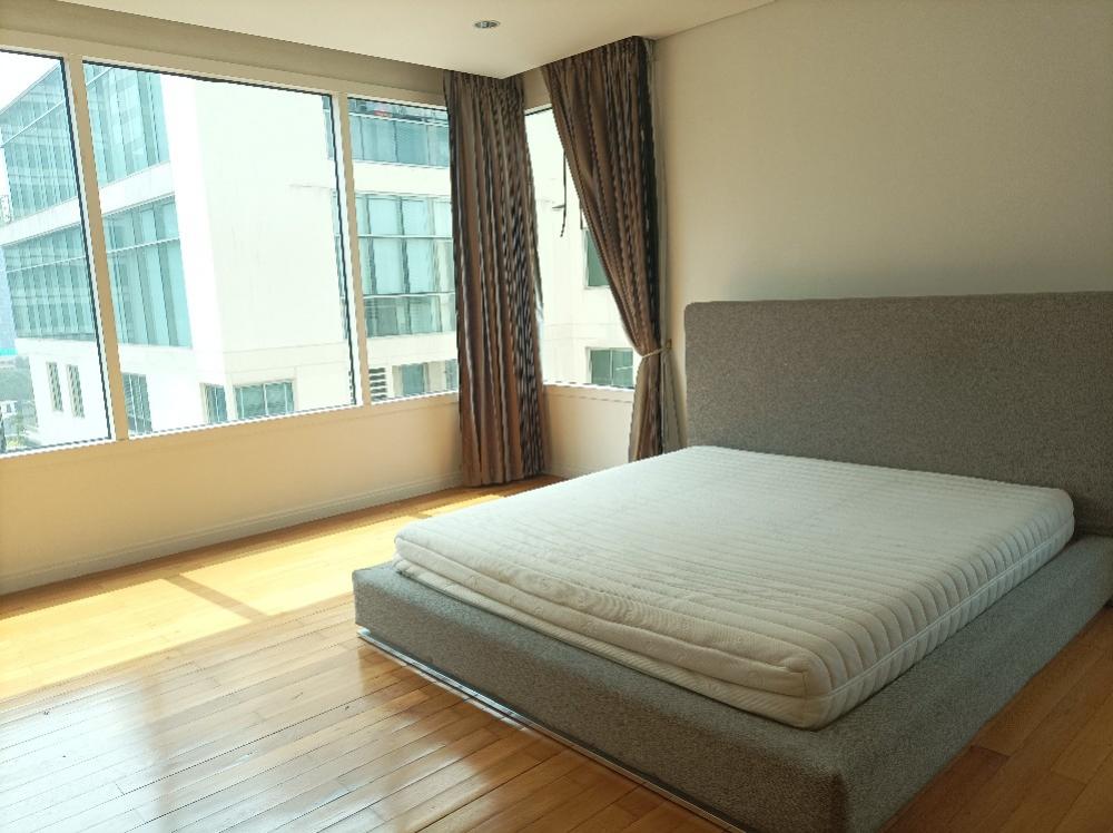 For SaleCondoSilom, Saladaeng, Bangrak : For sale Royal Saladeng 4bedroom 4bathroom 210sqm selling price 46 mb rainy 0818895470