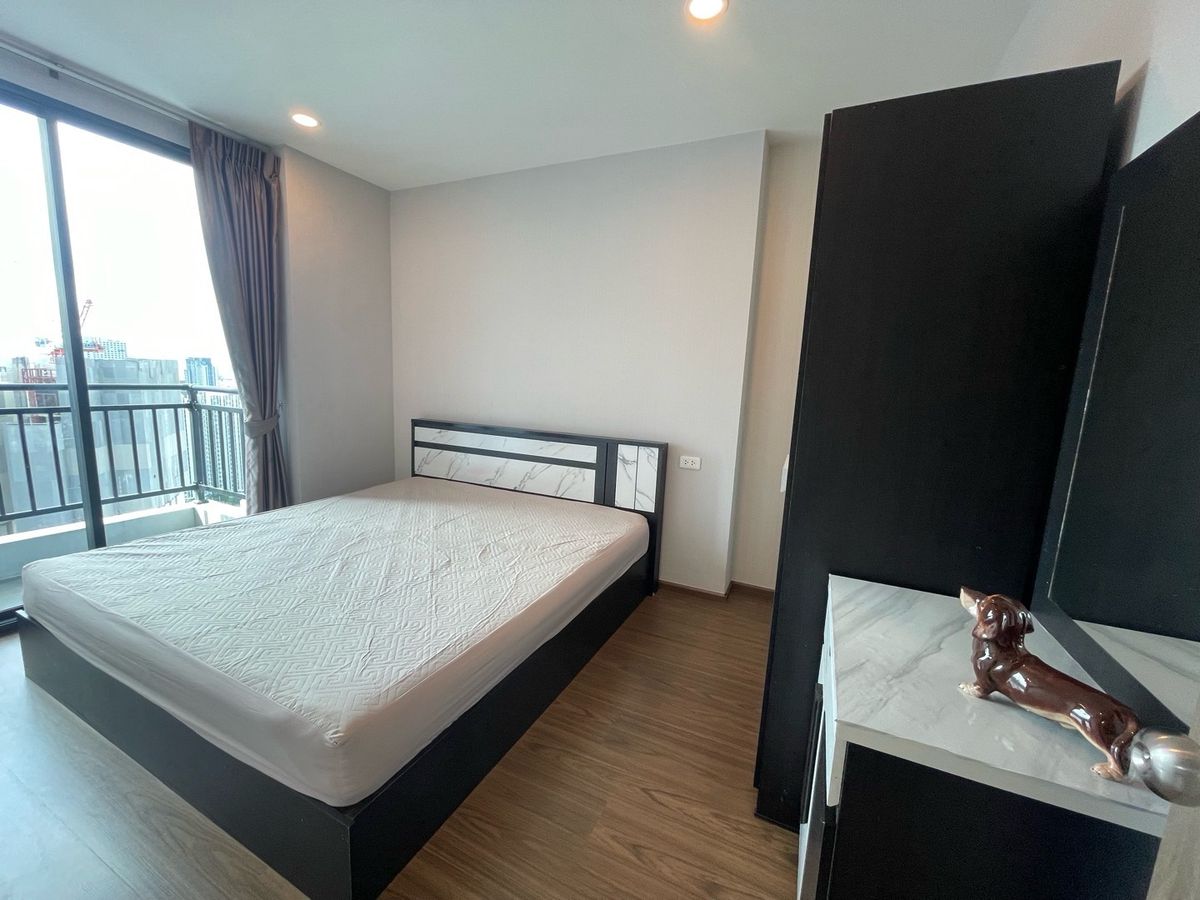 For RentCondoRatchadapisek, Huaikwang, Suttisan : Spacious room for rent, 1 bedroom, 1 living room, 1 bathroom, 44 sq m., city view, Rama 9, Asoke.