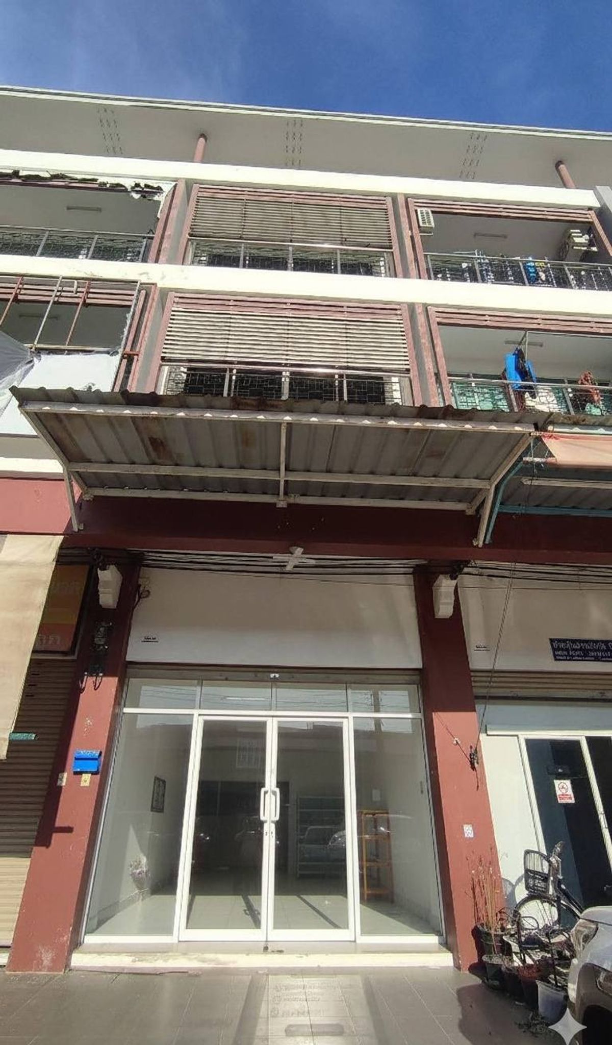 For RentShop HouseSamut Prakan,Samrong : Commercial building, 3 and a half floors (including mezzanine), completely renovated inside. Ready to move into J.S.P. City Market (Fin Market).