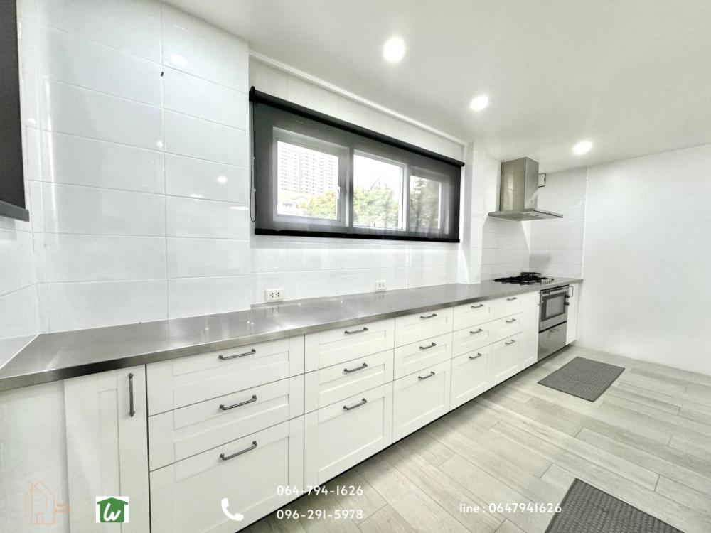 For SaleTownhomeSukhumvit, Asoke, Thonglor : 3-storey Town-style detached house for sale, Ekkamai-Thong Lo in Soi Ekkamai 23, Soi Wat Tax, convenient to access many ways, Soi Thonglor 20 or Soi Ekkamai 21