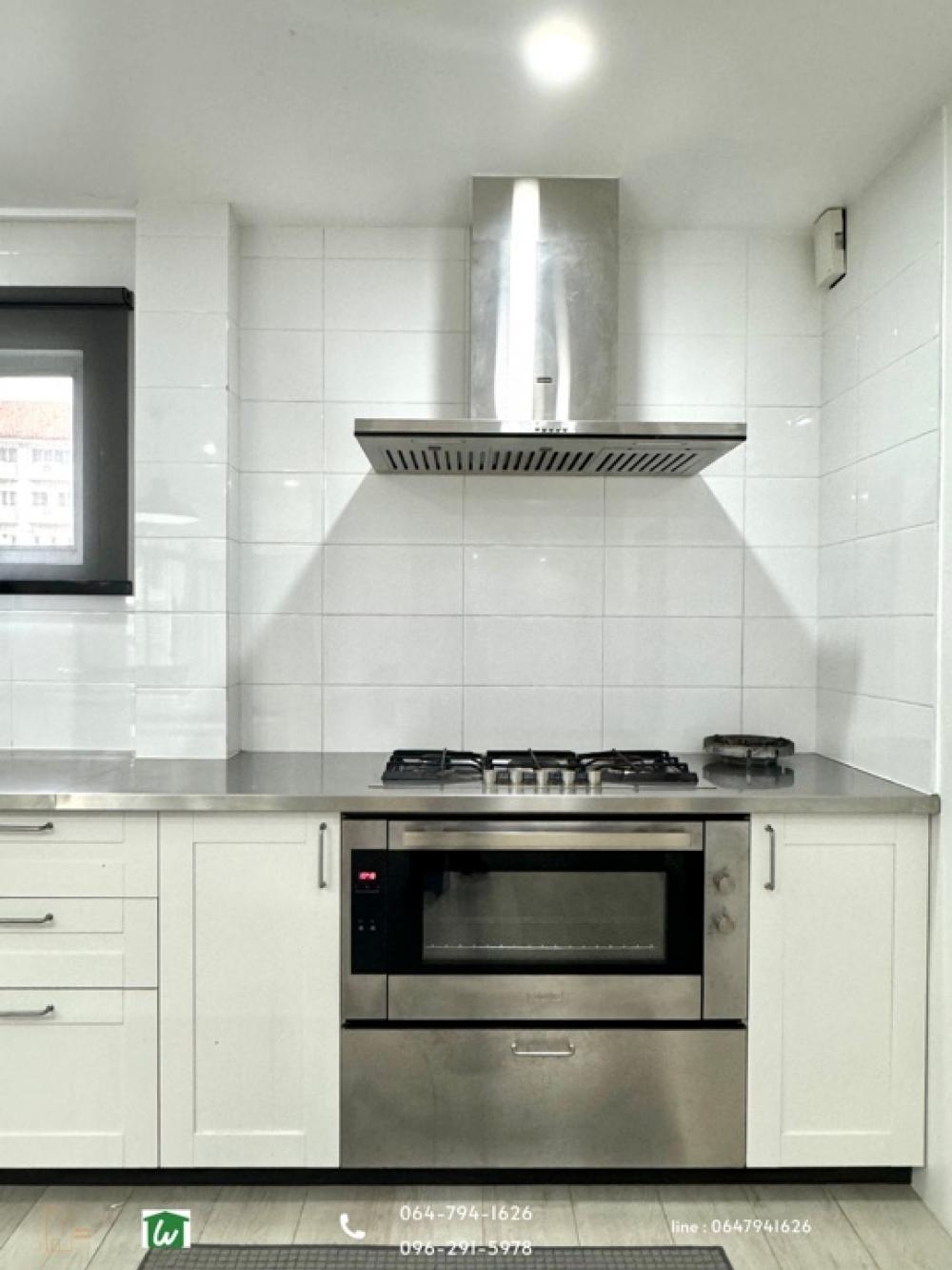 For SaleTownhomeSukhumvit, Asoke, Thonglor : 3-storey Town-style detached house for sale, Ekkamai-Thong Lo in Soi Ekkamai 23, Soi Wat Tax, convenient to access many ways, Soi Thonglor 20 or Soi Ekkamai 21