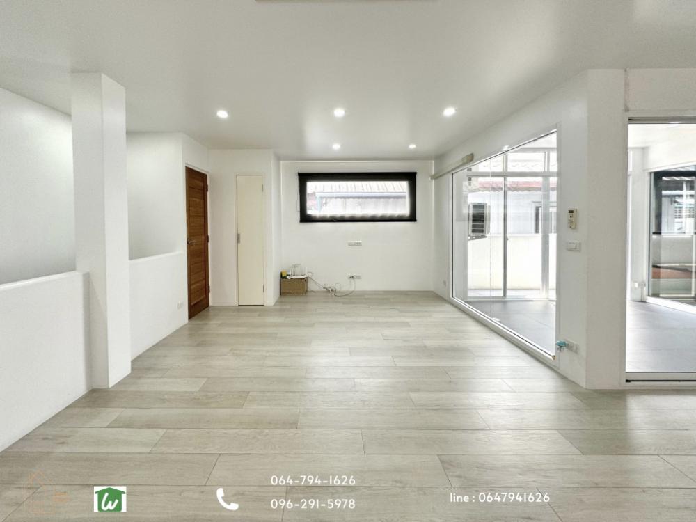 For SaleTownhomeSukhumvit, Asoke, Thonglor : 3-storey Town-style detached house for sale, Ekkamai-Thong Lo in Soi Ekkamai 23, Soi Wat Tax, convenient to access many ways, Soi Thonglor 20 or Soi Ekkamai 21