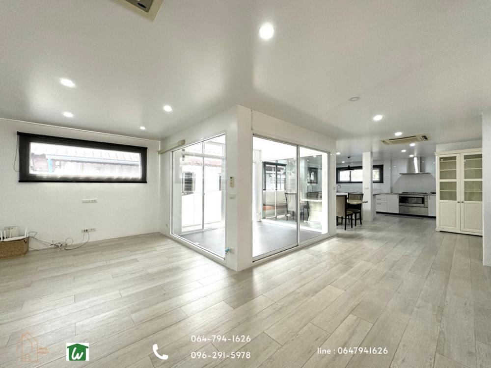 For SaleTownhomeSukhumvit, Asoke, Thonglor : 3-storey Town-style detached house for sale, Ekkamai-Thong Lo in Soi Ekkamai 23, Soi Wat Tax, convenient to access many ways, Soi Thonglor 20 or Soi Ekkamai 21