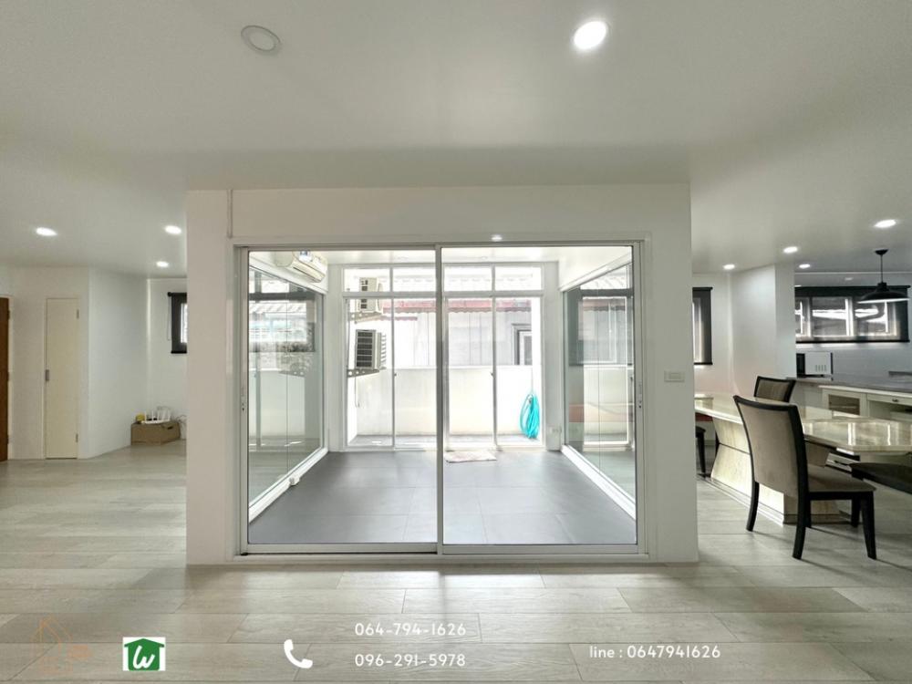 For SaleTownhomeSukhumvit, Asoke, Thonglor : 3-storey Town-style detached house for sale, Ekkamai-Thong Lo in Soi Ekkamai 23, Soi Wat Tax, convenient to access many ways, Soi Thonglor 20 or Soi Ekkamai 21