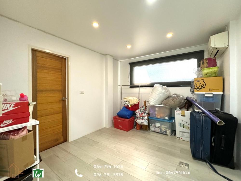 For SaleTownhomeSukhumvit, Asoke, Thonglor : 3-storey Town-style detached house for sale, Ekkamai-Thong Lo in Soi Ekkamai 23, Soi Wat Tax, convenient to access many ways, Soi Thonglor 20 or Soi Ekkamai 21