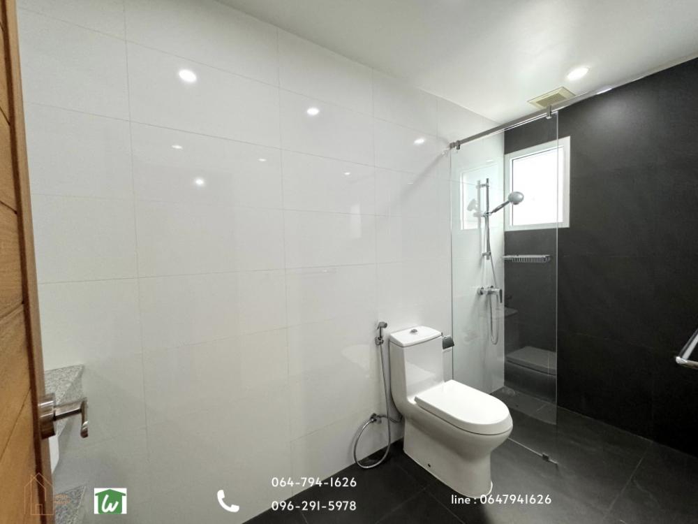 For SaleTownhomeSukhumvit, Asoke, Thonglor : 3-storey Town-style detached house for sale, Ekkamai-Thong Lo in Soi Ekkamai 23, Soi Wat Tax, convenient to access many ways, Soi Thonglor 20 or Soi Ekkamai 21