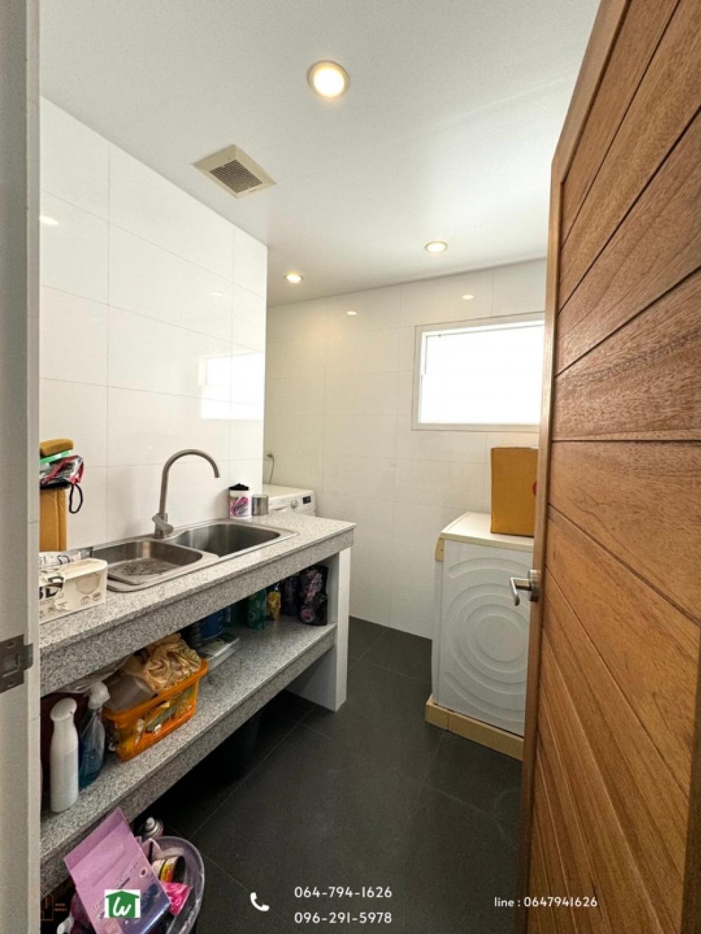 For SaleTownhomeSukhumvit, Asoke, Thonglor : 3-storey Town-style detached house for sale, Ekkamai-Thong Lo in Soi Ekkamai 23, Soi Wat Tax, convenient to access many ways, Soi Thonglor 20 or Soi Ekkamai 21