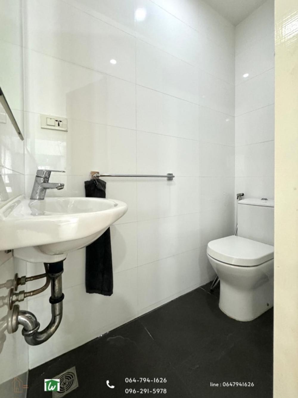 For SaleTownhomeSukhumvit, Asoke, Thonglor : 3-storey Town-style detached house for sale, Ekkamai-Thong Lo in Soi Ekkamai 23, Soi Wat Tax, convenient to access many ways, Soi Thonglor 20 or Soi Ekkamai 21