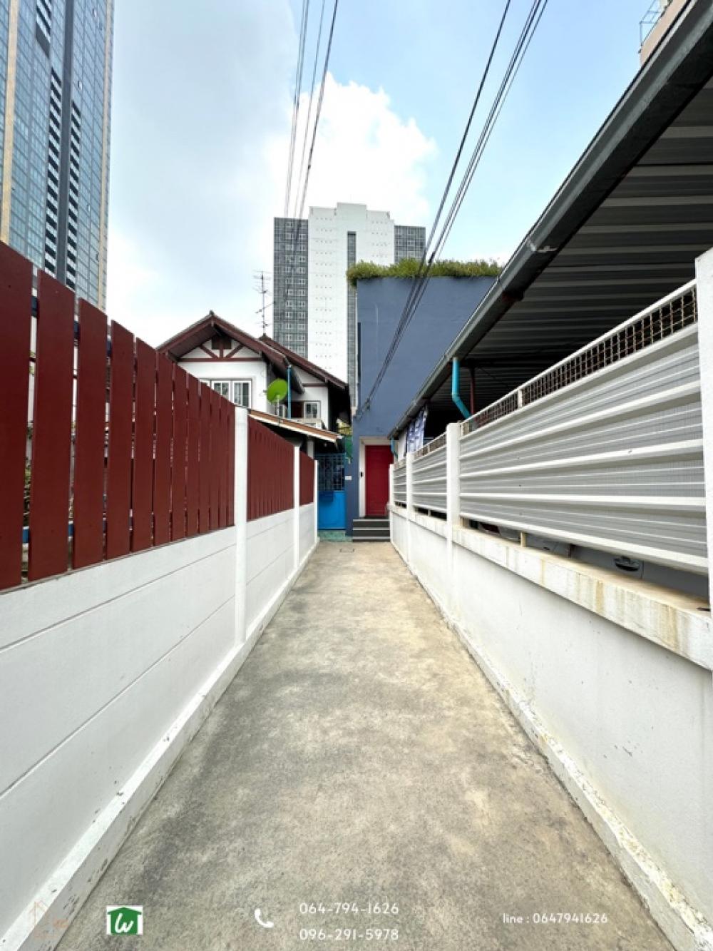 For SaleTownhomeSukhumvit, Asoke, Thonglor : 3-storey Town-style detached house for sale, Ekkamai-Thong Lo in Soi Ekkamai 23, Soi Wat Tax, convenient to access many ways, Soi Thonglor 20 or Soi Ekkamai 21