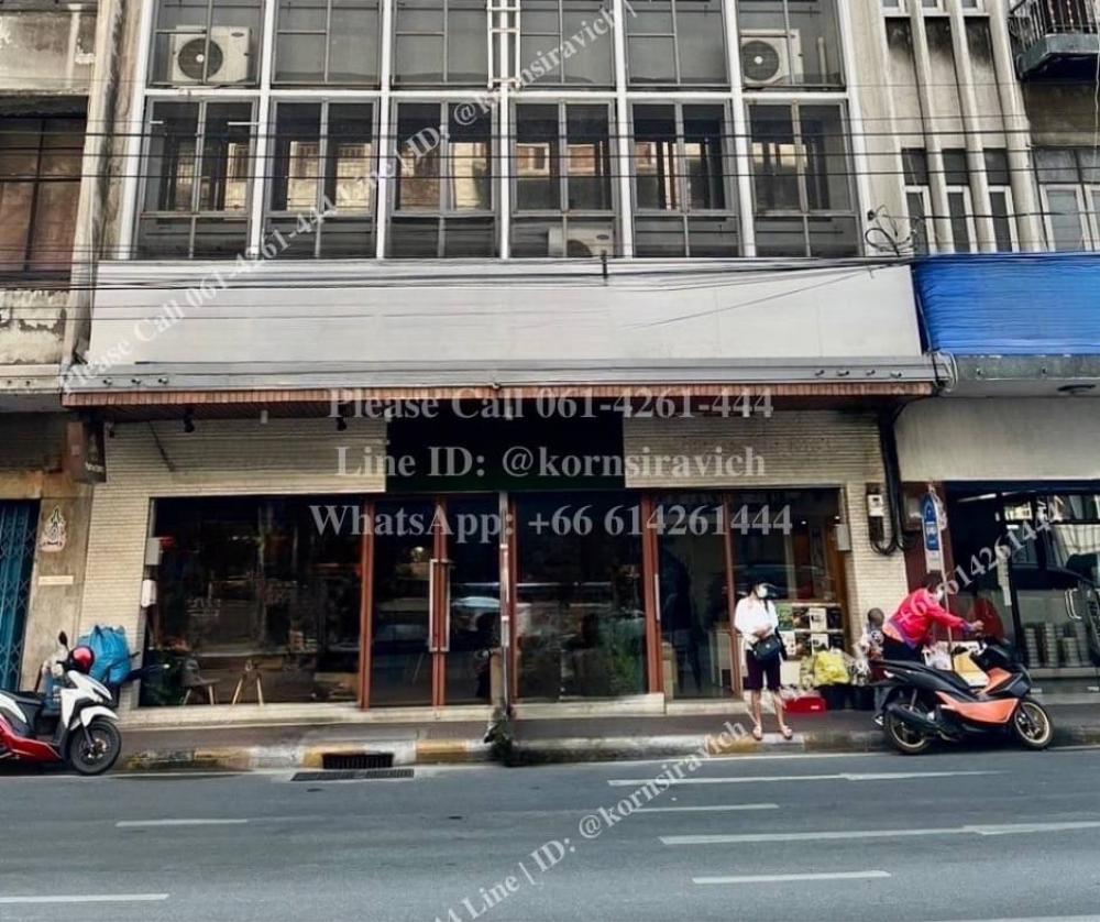 For RentShop HouseYaowarat, Banglamphu : Renting a 2 -story commercial building with 7 -story lift. There is an elevator @MRT Sam Yot 600 meters. Charoen Krung -Yaowarat location is suitable for hostel /restaurant /self storage.