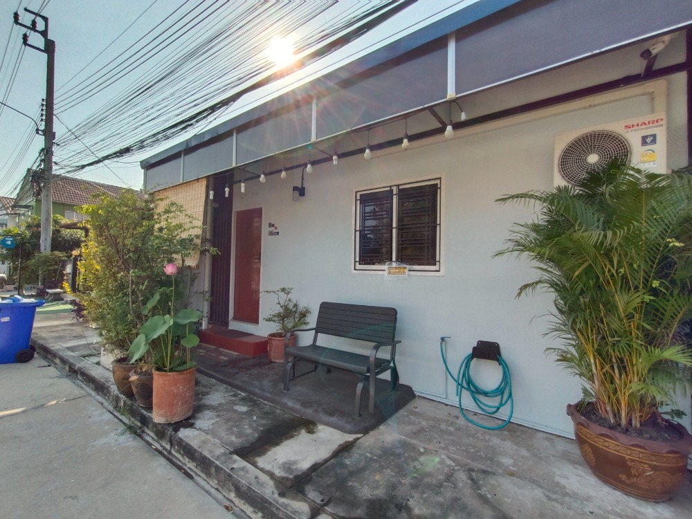 ให้เช่าบ้านนนทบุรี บางใหญ่ บางบัวทอง : Be Nice ห้องให้เช่า (ห้องแถว)  ระยะสั้น  เฟอร์นิเจอร์ พร้อมของใช้อำนวยความสะดวก  ขนาดห้อง 28 ตรม.  1 ห้องนอน 1 ห้องครัว 1 น้ำ (ในตัว)  พักได้ไม่เกิน 4 ท่าน จอดรถประจำ  1 คัน หมู่บ้านพฤกษา 45 ซอย5 ติดถนนเมน