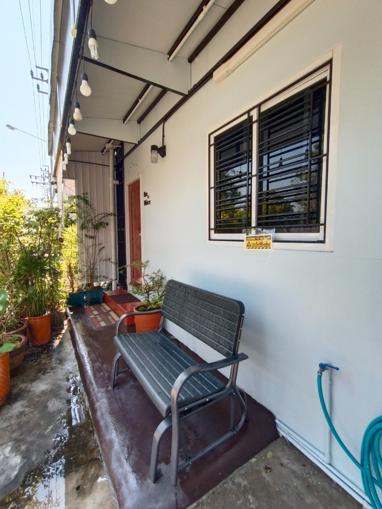 ให้เช่าบ้านนนทบุรี บางใหญ่ บางบัวทอง : Be Nice ห้องให้เช่า (ห้องแถว)  ระยะสั้น  เฟอร์นิเจอร์ พร้อมของใช้อำนวยความสะดวก  ขนาดห้อง 28 ตรม.  1 ห้องนอน 1 ห้องครัว 1 น้ำ (ในตัว)  พักได้ไม่เกิน 4 ท่าน จอดรถประจำ  1 คัน หมู่บ้านพฤกษา 45 ซอย5 ติดถนนเมน