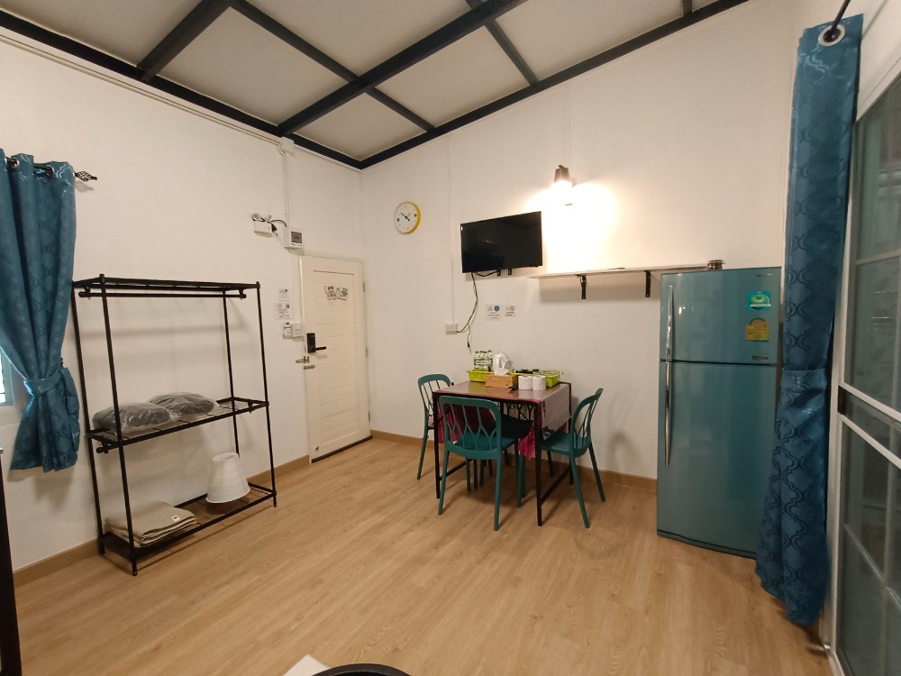 ให้เช่าบ้านนนทบุรี บางใหญ่ บางบัวทอง : Be Nice ห้องให้เช่า (ห้องแถว)  ระยะสั้น  เฟอร์นิเจอร์ พร้อมของใช้อำนวยความสะดวก  ขนาดห้อง 28 ตรม.  1 ห้องนอน 1 ห้องครัว 1 น้ำ (ในตัว)  พักได้ไม่เกิน 4 ท่าน จอดรถประจำ  1 คัน หมู่บ้านพฤกษา 45 ซอย5 ติดถนนเมน