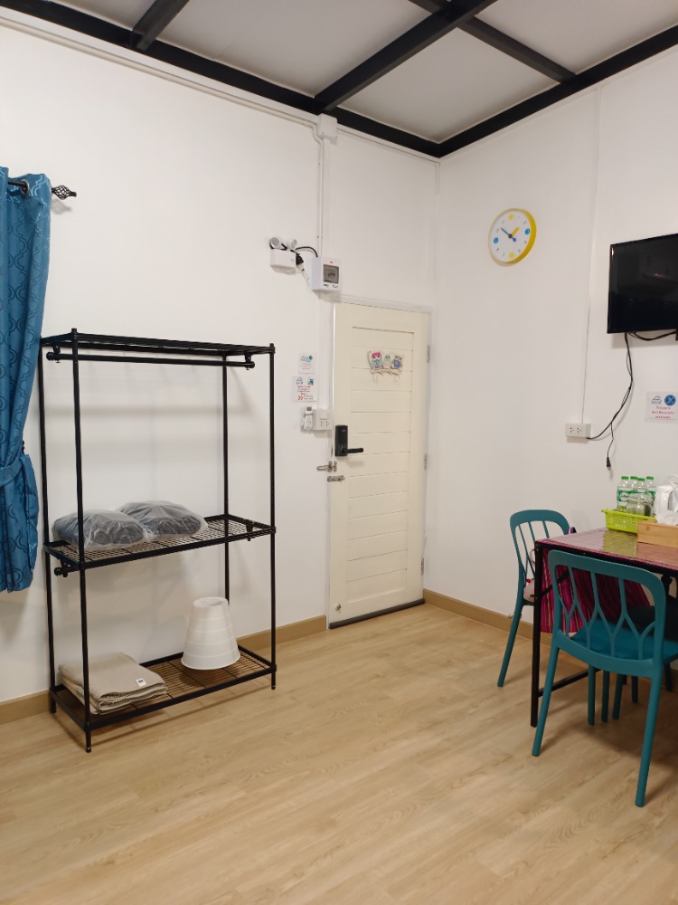 ให้เช่าบ้านนนทบุรี บางใหญ่ บางบัวทอง : Be Nice ห้องให้เช่า (ห้องแถว)  ระยะสั้น  เฟอร์นิเจอร์ พร้อมของใช้อำนวยความสะดวก  ขนาดห้อง 28 ตรม.  1 ห้องนอน 1 ห้องครัว 1 น้ำ (ในตัว)  พักได้ไม่เกิน 4 ท่าน จอดรถประจำ  1 คัน หมู่บ้านพฤกษา 45 ซอย5 ติดถนนเมน