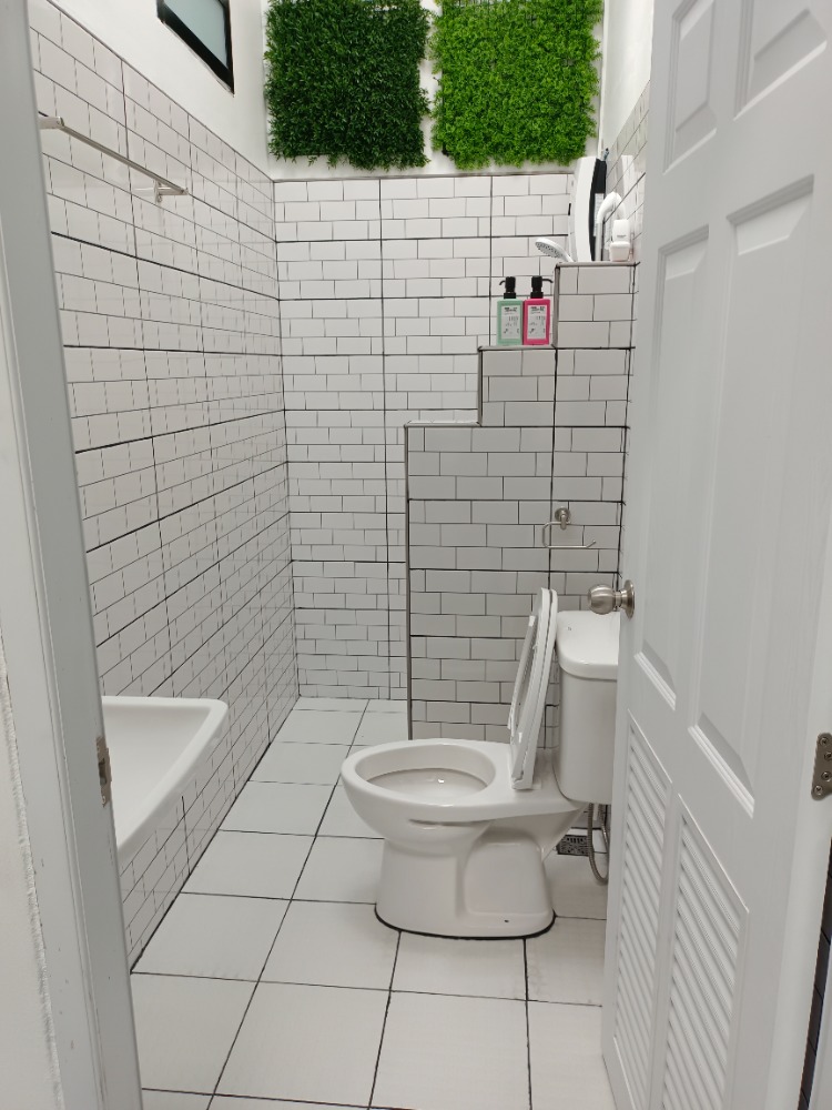 ให้เช่าบ้านนนทบุรี บางใหญ่ บางบัวทอง : Be Nice ห้องให้เช่า (ห้องแถว)  ระยะสั้น  เฟอร์นิเจอร์ พร้อมของใช้อำนวยความสะดวก  ขนาดห้อง 28 ตรม.  1 ห้องนอน 1 ห้องครัว 1 น้ำ (ในตัว)  พักได้ไม่เกิน 4 ท่าน จอดรถประจำ  1 คัน หมู่บ้านพฤกษา 45 ซอย5 ติดถนนเมน