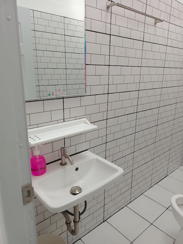 ให้เช่าบ้านนนทบุรี บางใหญ่ บางบัวทอง : Be Nice ห้องให้เช่า (ห้องแถว)  ระยะสั้น  เฟอร์นิเจอร์ พร้อมของใช้อำนวยความสะดวก  ขนาดห้อง 28 ตรม.  1 ห้องนอน 1 ห้องครัว 1 น้ำ (ในตัว)  พักได้ไม่เกิน 4 ท่าน จอดรถประจำ  1 คัน หมู่บ้านพฤกษา 45 ซอย5 ติดถนนเมน