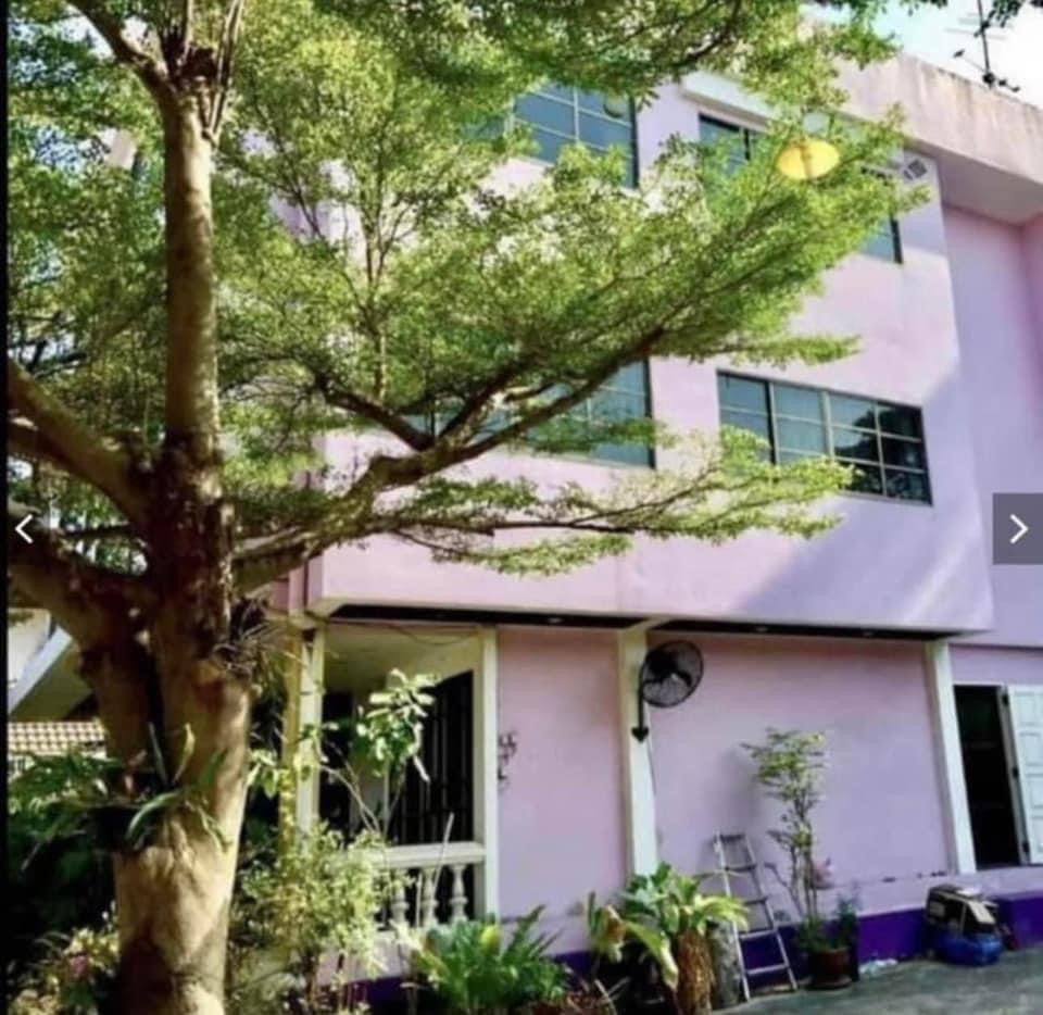 For SaleLandOnnut, Udomsuk : Land for Sale with 3 Houses on Sukhumvit 62 Near BTS Bang Chak Large Plot Ideal for Long Term Investment