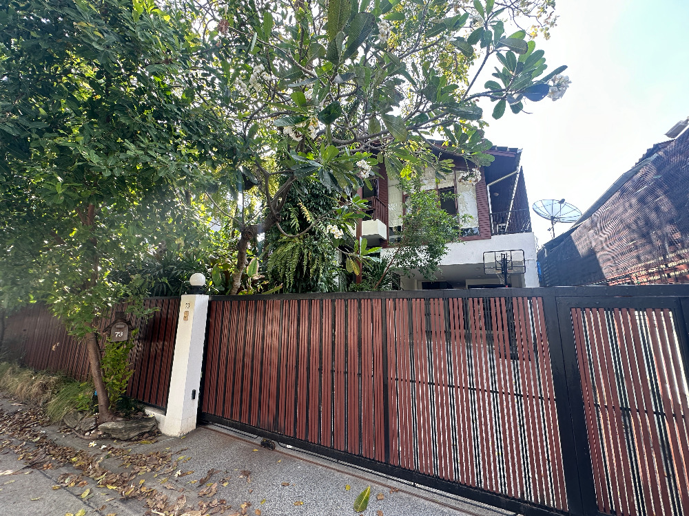For SaleHousePattanakan, Srinakarin : House for sale in Seri Village, Rama 9, very good location, can enter and exit in many ways, both Rama 9 and Phatthanakan, 4 bedrooms, 74 sq m, beautiful house, very shady.