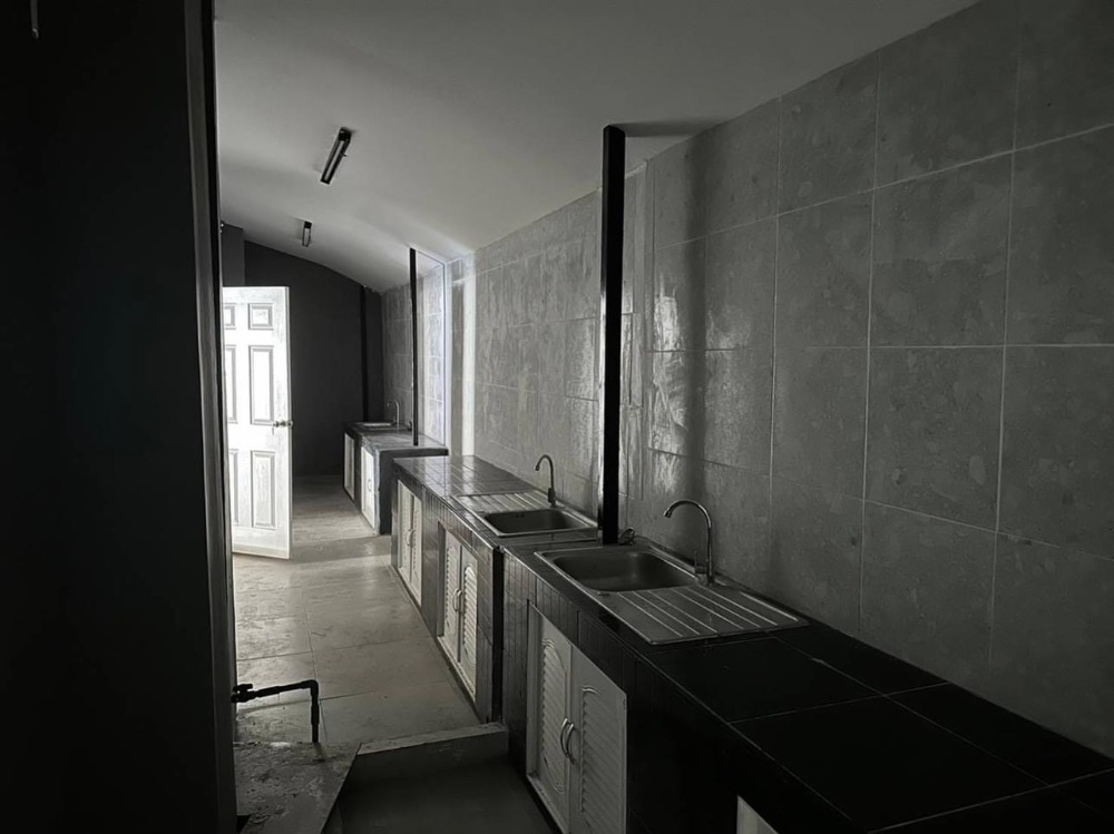 ขายอาคารพาณิชย์พัทยา บางแสน ชลบุรี สัตหีบ : ✔️ตึกแถว 3 คูหา บางละมุง ติดถนนหลัก ใกล้ตลาดสดหนองปรือ, พร้อมลิฟต์ในตัว