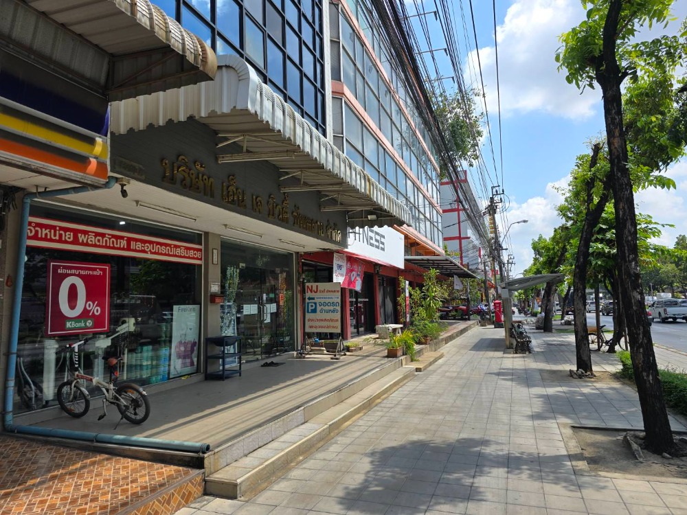 For SaleShop HouseBang kae, Phetkasem : This building will make you lucky if you open any shop! Selling like hotcakes!! Commercial building for sale Next to the main road, Petchkasem 116, Nong Khaem, there is a parking space behind the house!