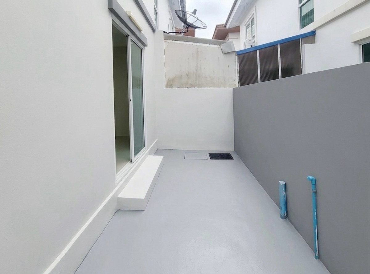 For RentTownhomeNonthaburi, Bang Yai, Bangbuathong : Empty house for rent, modish Bang Bua Thong, near Sarasas Witaed School, only 5 minutes, good location, not far from the BTS and Westgate stations.