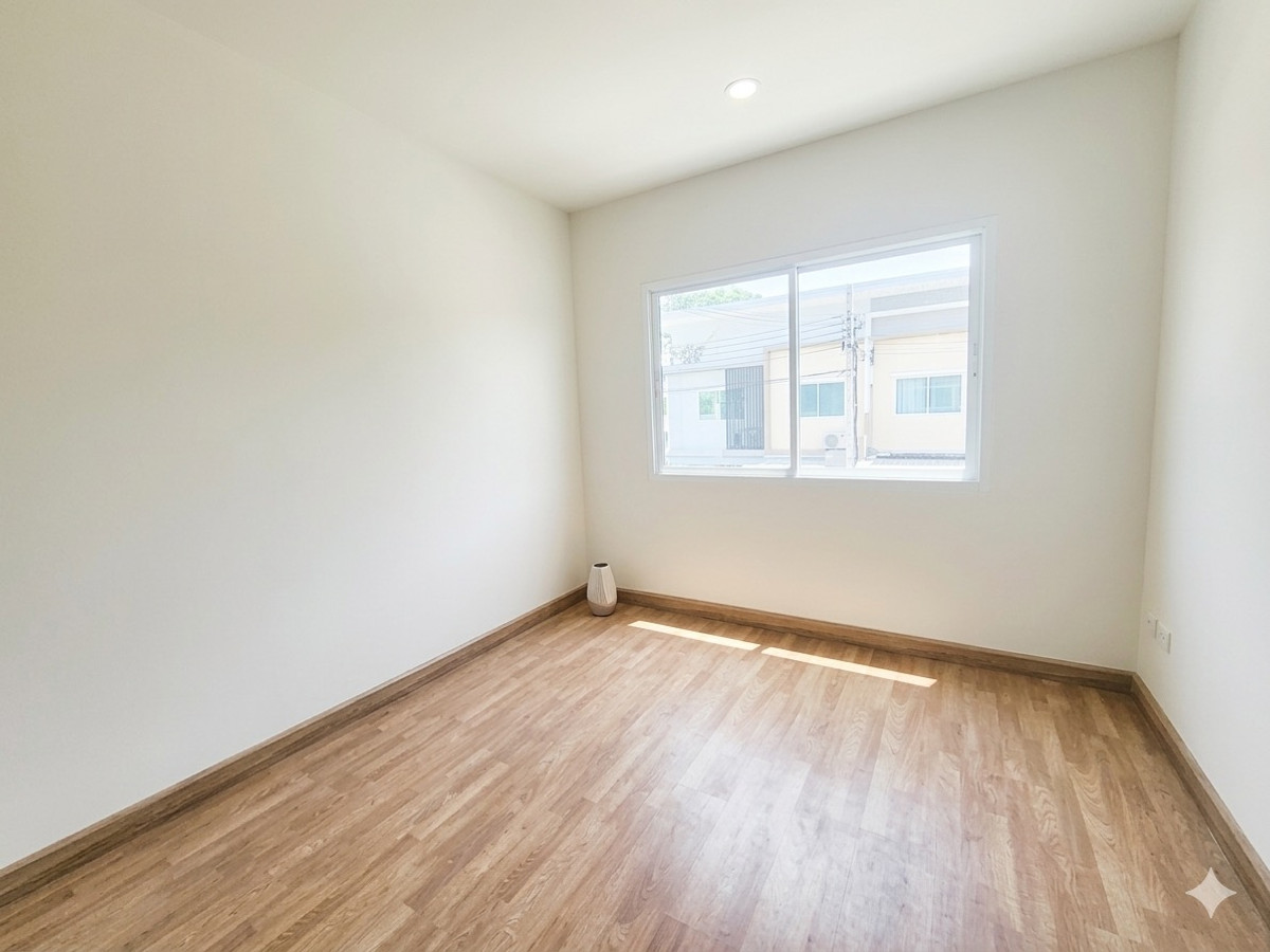 For RentTownhomeNonthaburi, Bang Yai, Bangbuathong : Empty house for rent, modish Bang Bua Thong, near Sarasas Witaed School, only 5 minutes, good location, not far from the BTS and Westgate stations.