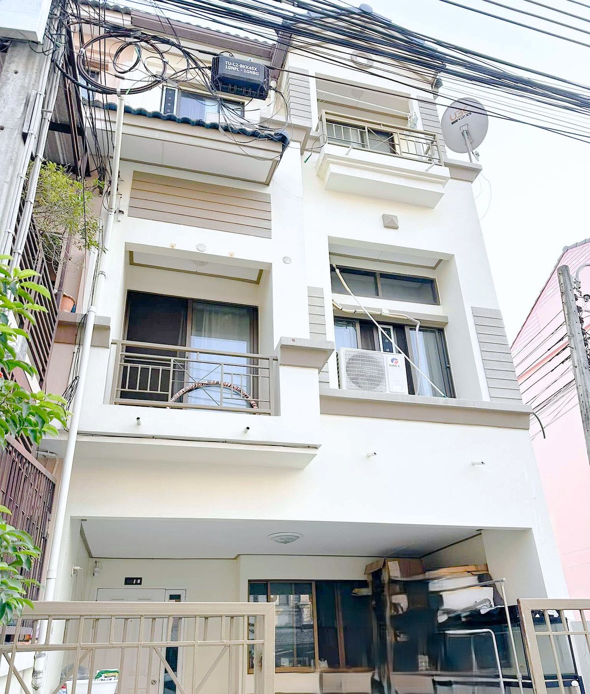 ให้เช่าทาวน์โฮมรัชดา ห้วยขวาง : HK0123😊 For RENT ให้เช่า ทาวน์โฮม Townhome 3 ชั้น,🚪3 ห้องนอน 🏢ห้วยขวาง Huai Khwang🔔พื้นที่บ้าน:27.00ตร.วา🔔พื้นที่ใช้สอย:300.00ตร.ม.💲เช่า:25,000฿📞O99-5919653,O65-9423251✅LineID:@sureresidence