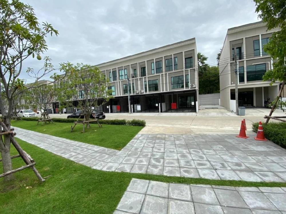 For RentTownhomePattanakan, Srinakarin : 🍒Patio Srinakarin Rama 9, new house for rent, 3-story townhome with patio furniture. Srinakarin-Rama 9, Bangkok