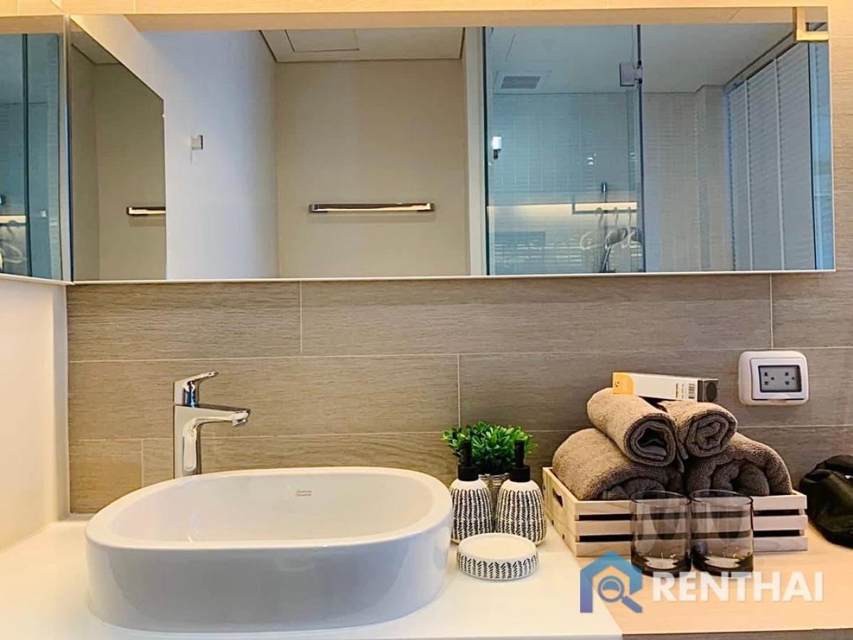 For SaleCondoPattaya, Bangsaen, Chonburi : Beachfront condo, Veranda Residence Pattaya, 1 bedroom, 1 bathroom, sea view.