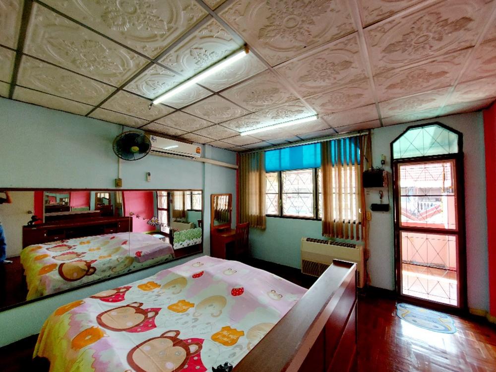 For SaleTownhomePhutthamonthon, Salaya : For sale: Townhouse, Phra Pin 2, Borommaratchachonnani 70, size 22 sq m., good location, convenient transportation, both elevated and expressways.