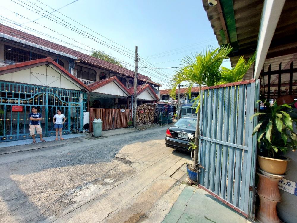 For SaleTownhomePhutthamonthon, Salaya : For sale: Townhouse, Phra Pin 2, Borommaratchachonnani 70, size 22 sq m., good location, convenient transportation, both elevated and expressways.