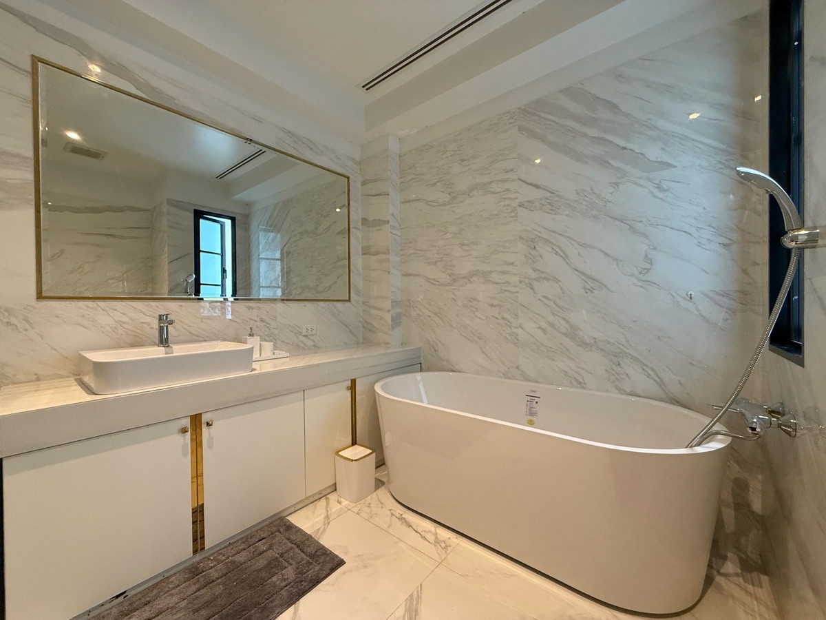 ให้เช่าบ้านอ่อนนุช อุดมสุข : RH030124 ให้เช่า บ้านเดี่ยวทรงสูงสุดหรู 3 ชั้น บนทำเลใจกลางเมือง ซอยสุขุมวิท 67 ห่างจากหน้าซอยเพียง 500 เมตร