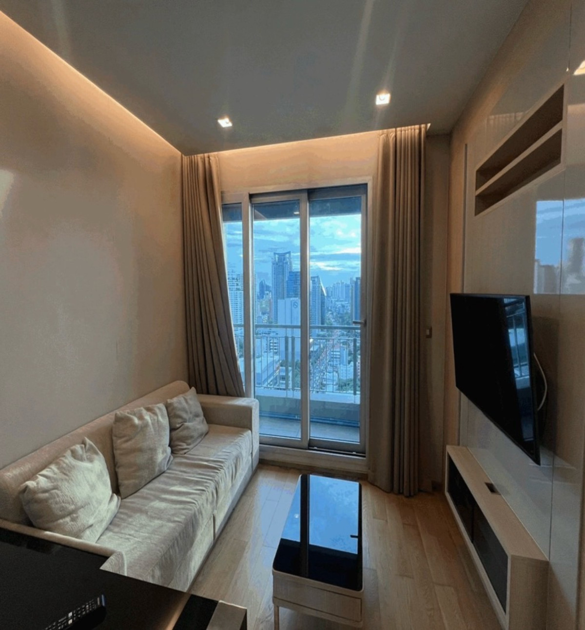 📌Condo for rent, The Address Asoke, 1 bedroom, 1 bathroom, 46 sq m, rental price 23,000 baht, ready to move in, luxury room, high floor, beautiful common area, very good location, next to MRT Phetchaburi. and Airport Link Makkasan Call: 088-753-2858 Prai Loading...