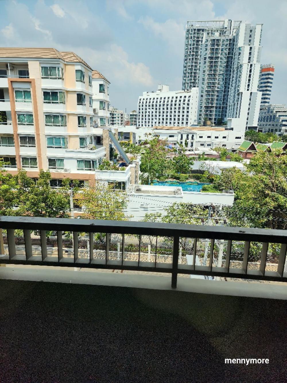 For RentCondoRatchadapisek, Huaikwang, Suttisan : Metro Luxe Ratchada🔥🔥Rent 24,000 baht/month 🔥🔥#Location✅Near 𝗠 𝗥𝗧 Huai Khwang 𝟲𝟬𝟬 meters ✅ near Suthisan 𝟱𝟱𝟬 meters #Details​ ✅ Room size 45 sq m., 6th floor, building A ✅ 2 bedrooms, 1 bathroom, has a kitchen for cooking comfortably. ✅ Free common fees. 